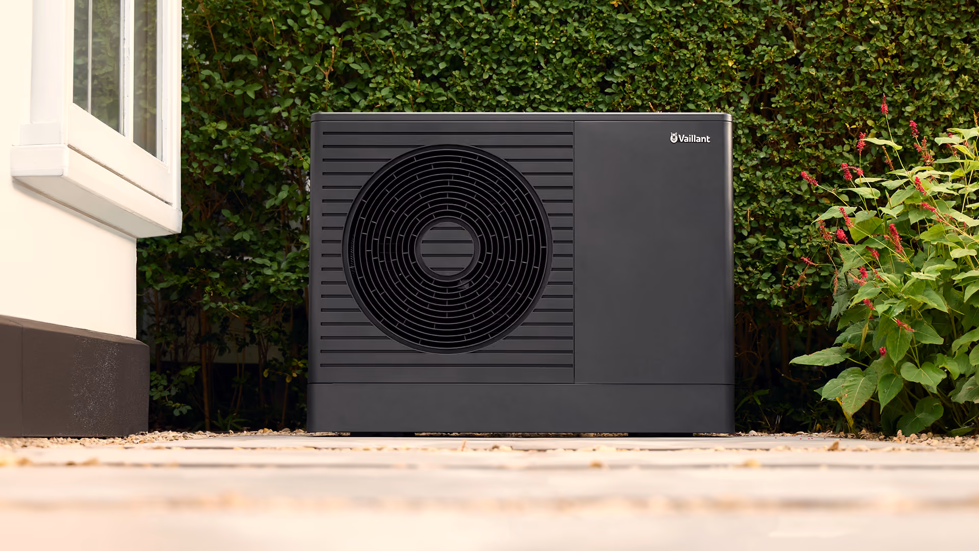 Vaillant Wärmepumpe vor einer Hecke