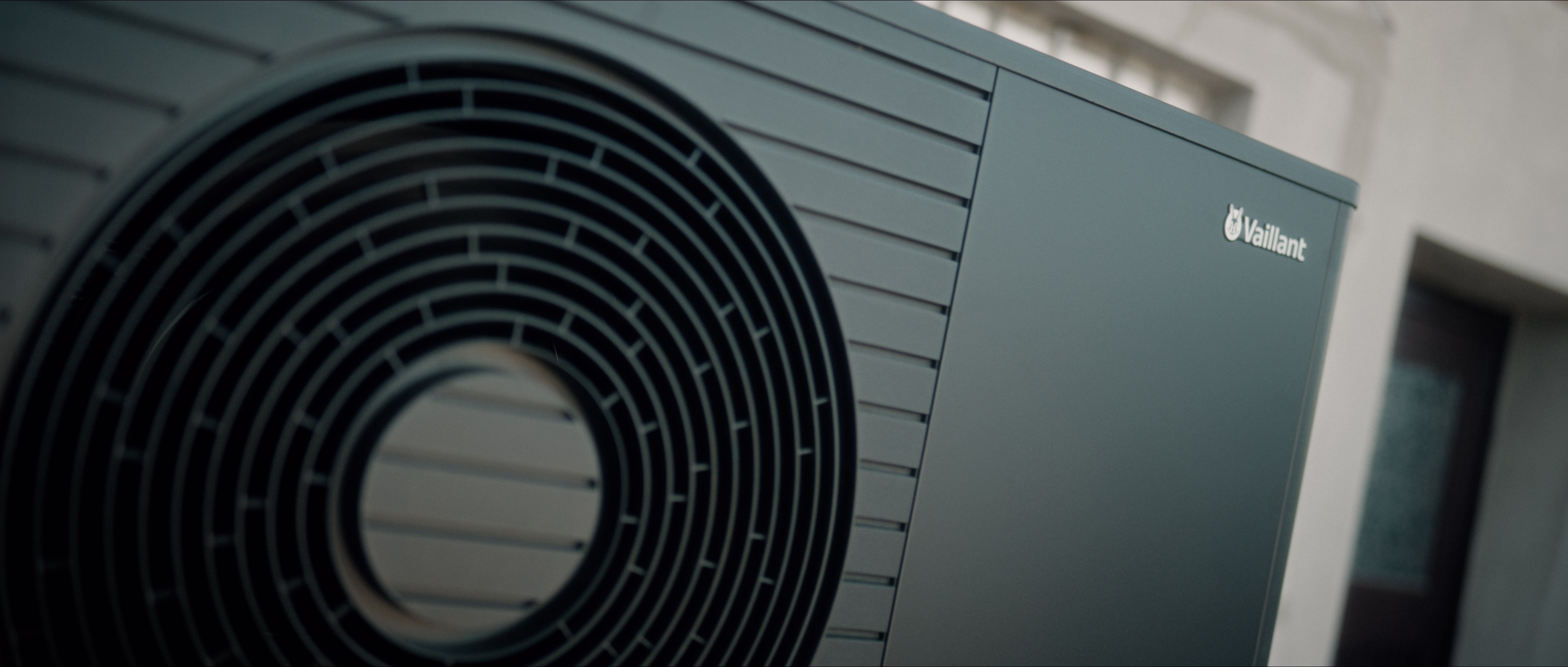Detailaufnahme einer Vaillant Wärmepumpe