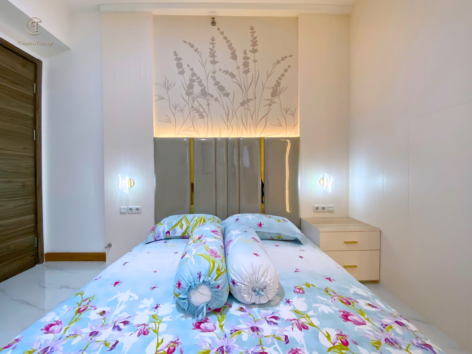Guest Room Modern Minimalis dengan Sentuhan Elegan — Ruang Tidur Tamu yang Dirancang untuk Memberikan Kenyamanan Maksimal, Pencahayaan Hangat, dan Desain Headboard Floral yang Membawa Suasana Tenang dan Mewah