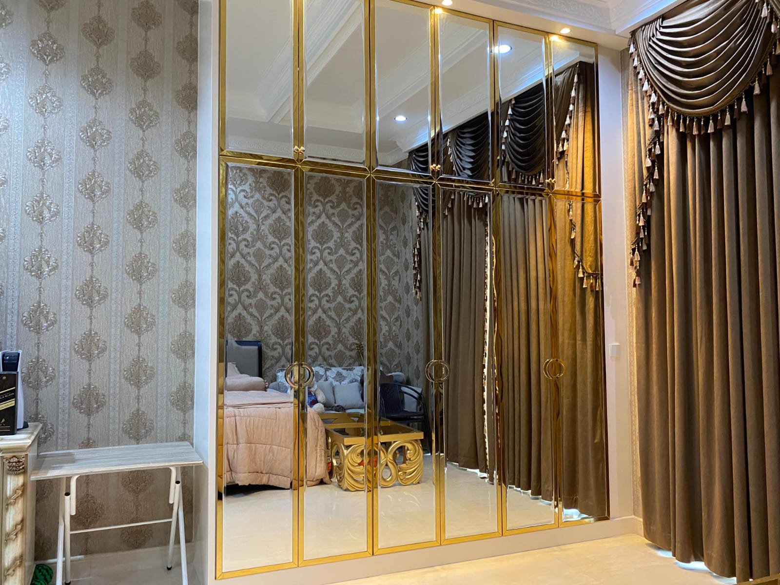 A Wardrobe Cabinet Created for Those Who Value Detail, Balance, and Elegance in Every Corner of Their Bedroom