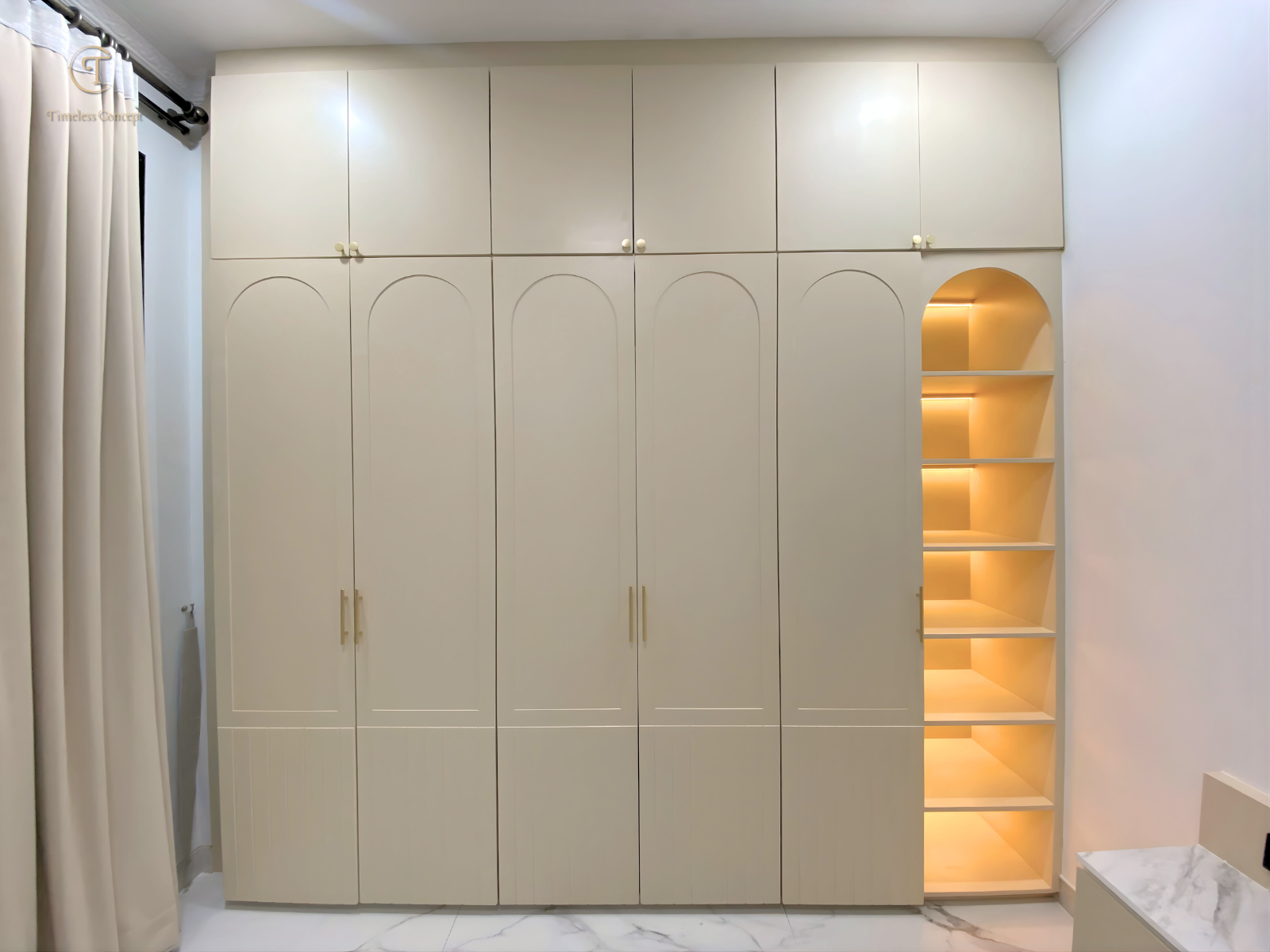 Custom Cabinet Kamar Tidur dengan Warna Beige Lembut dan Detail Arch Modern, Dirancang Menyatu dengan Ruang untuk Penyimpanan Maksimal dan Tampilan Elegan