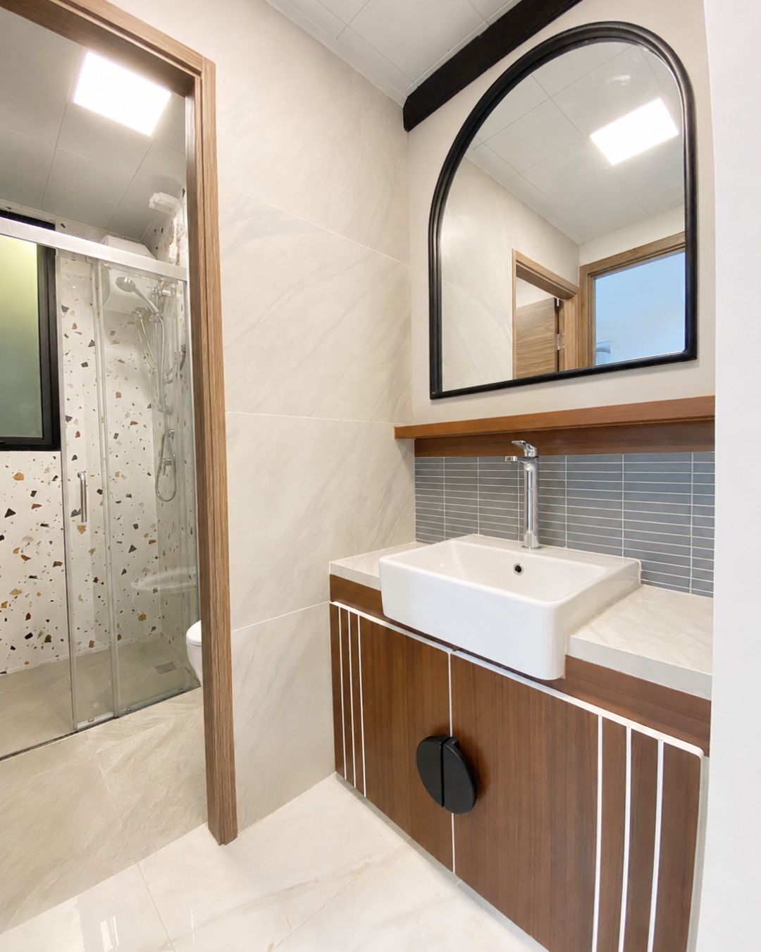 Kamar Mandi Modern dengan Terazo : Perpaduan Hand Wash, Shower, dan Furnitur Fungsional untuk Tampilan Elegan & Tahan Lama