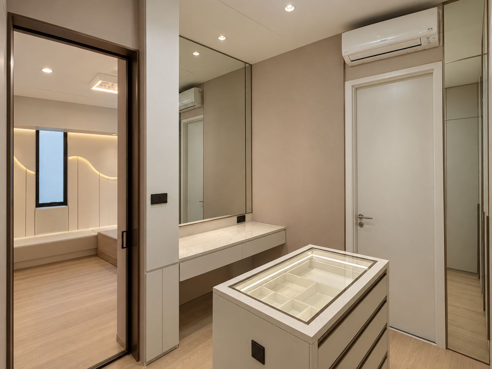Walk-In Closet Custom & Modern