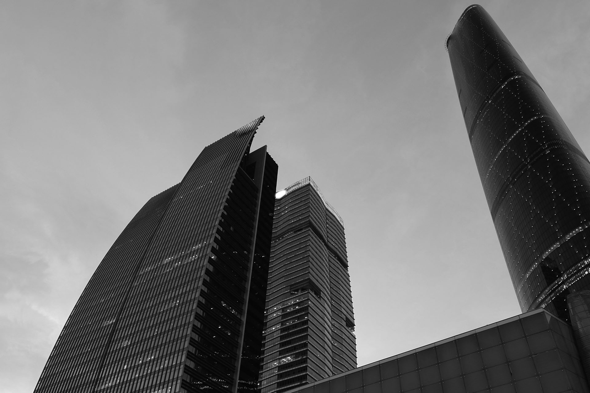 La Ley 2/2023 obliga a empresas con más de 50 empleados a implantar un canal de denuncias anónimo y seguro para reportar irregularidades.