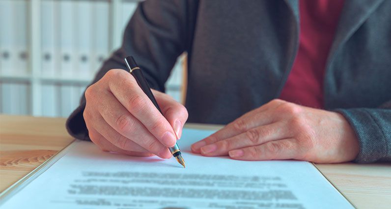 La indemnización por clientela en el contrato de agencia exige requisitos claros y se basa en jurisprudencia y criterios de equidad para su cálculo.