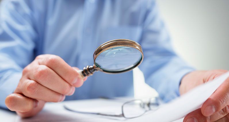 La revisión de sentencias firmes permite anular fallos definitivos por documentos nuevos, falsedad, fraude o violación de derechos, garantizando justicia real.