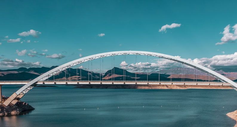 La retribución de administradores debe constar en estatutos para ser válida y fiscalmente deducible; la Junta fija el máximo, y claridad es clave para evitar pr