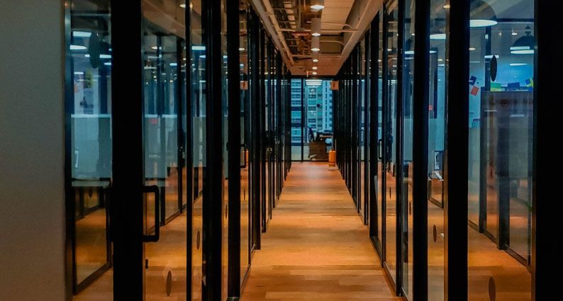 La reestructuración empresarial debe planearse con confidencialidad, criterios objetivos y comunicación clara para minimizar el impacto en empleados y garantiza