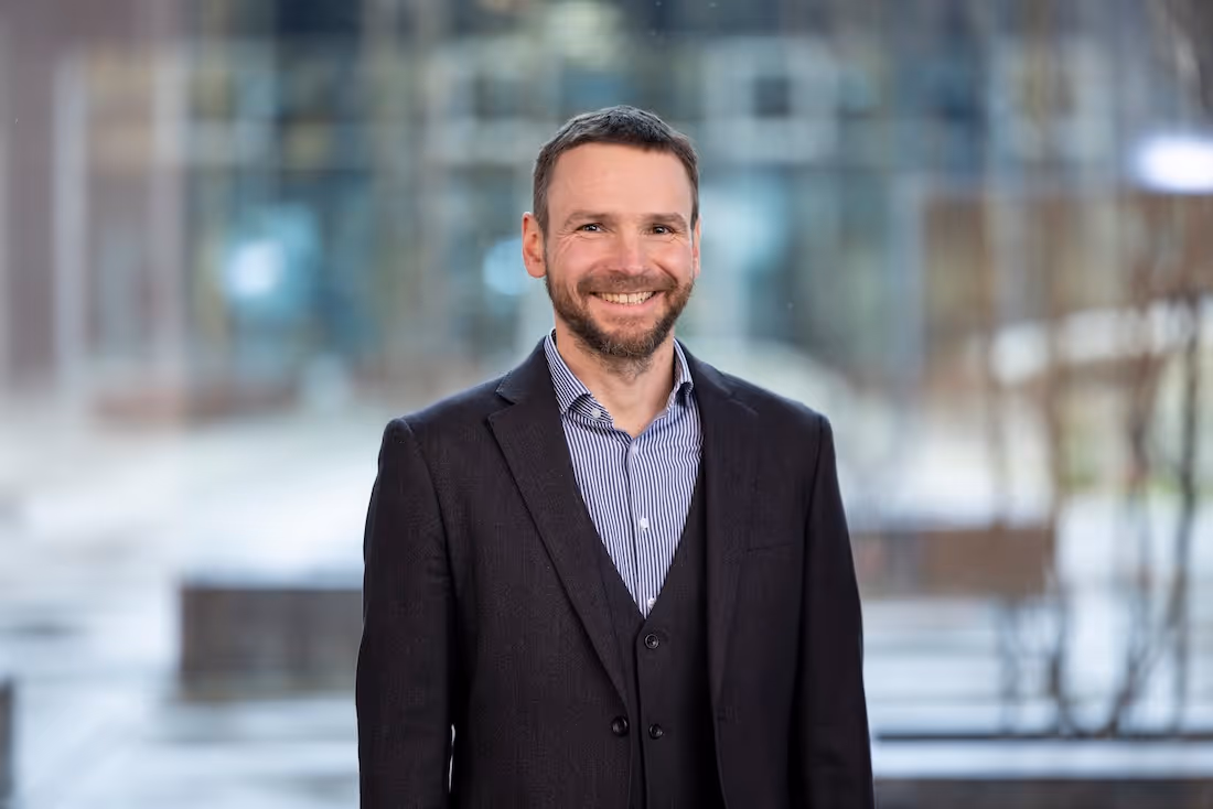 Portrait von Dr. Hannes Junginger, CEO des Startup Carbonfuture
