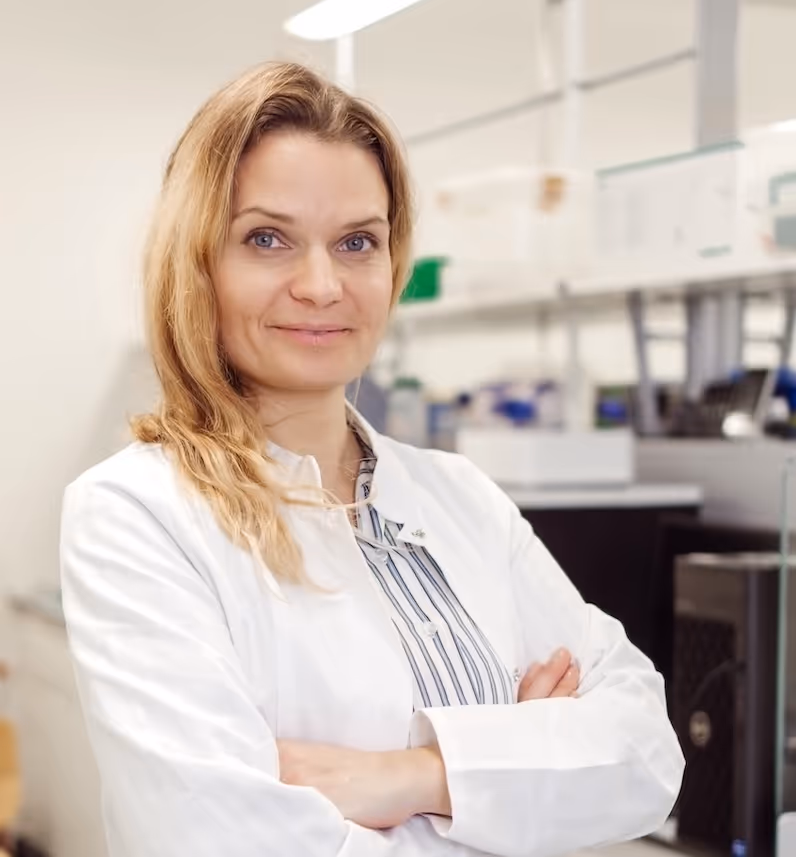 Gründerin Dr. Svenja Dannewitz steht im Labor und lächelt selbstbewusst mit verschränkten Armen in die Kamera.