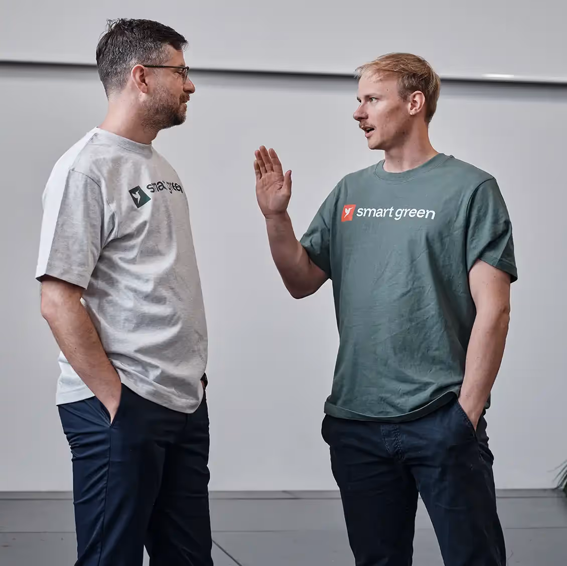 Startup Gründer:innen sitzen zusammen und brainstormen.