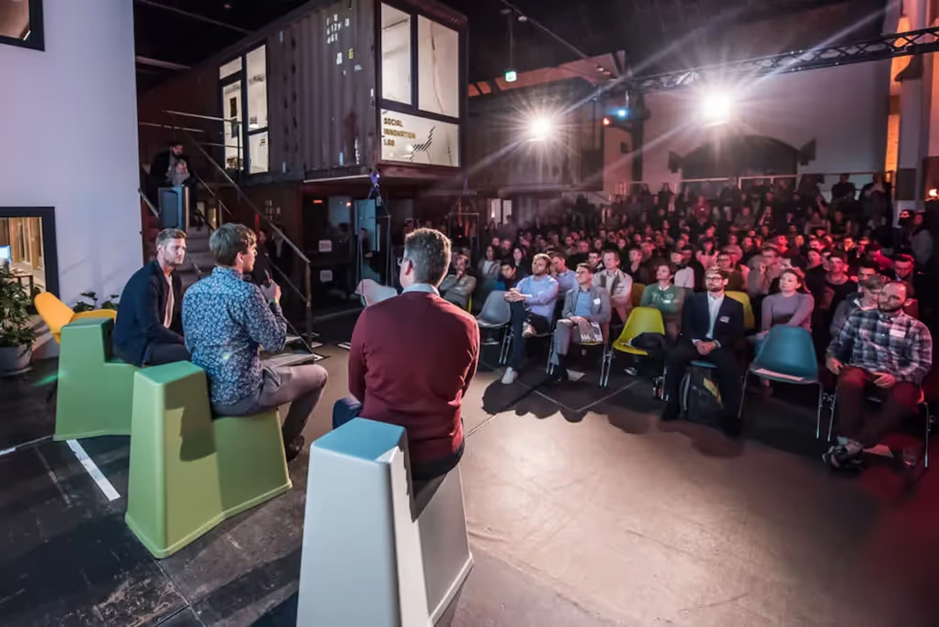 Das Publikum in der Lokhalle wartet gespannt auf die Green Tech Startup Night.