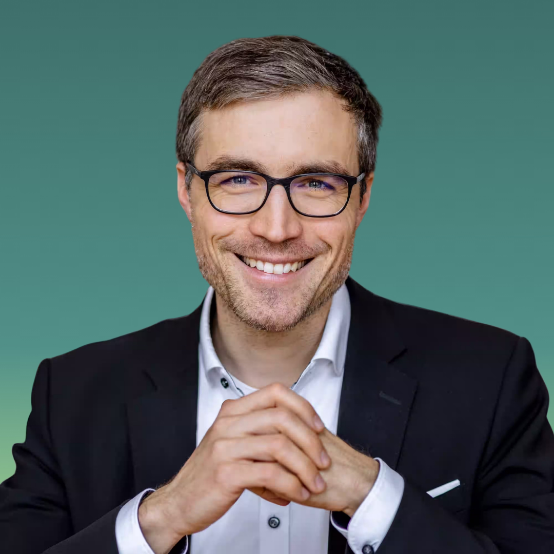 Ein Mann am Schreibtisch