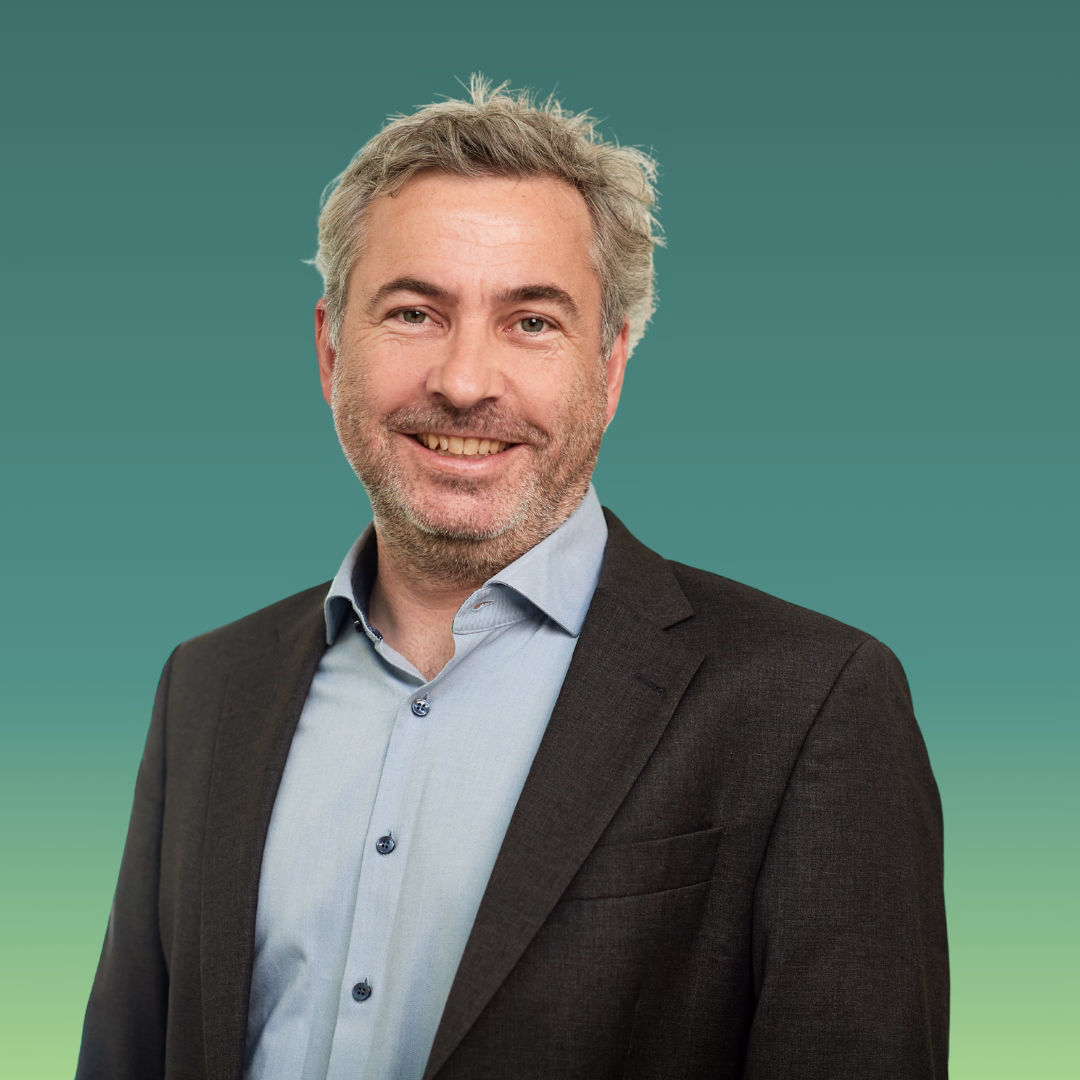 Mann vor buntem hintergrund