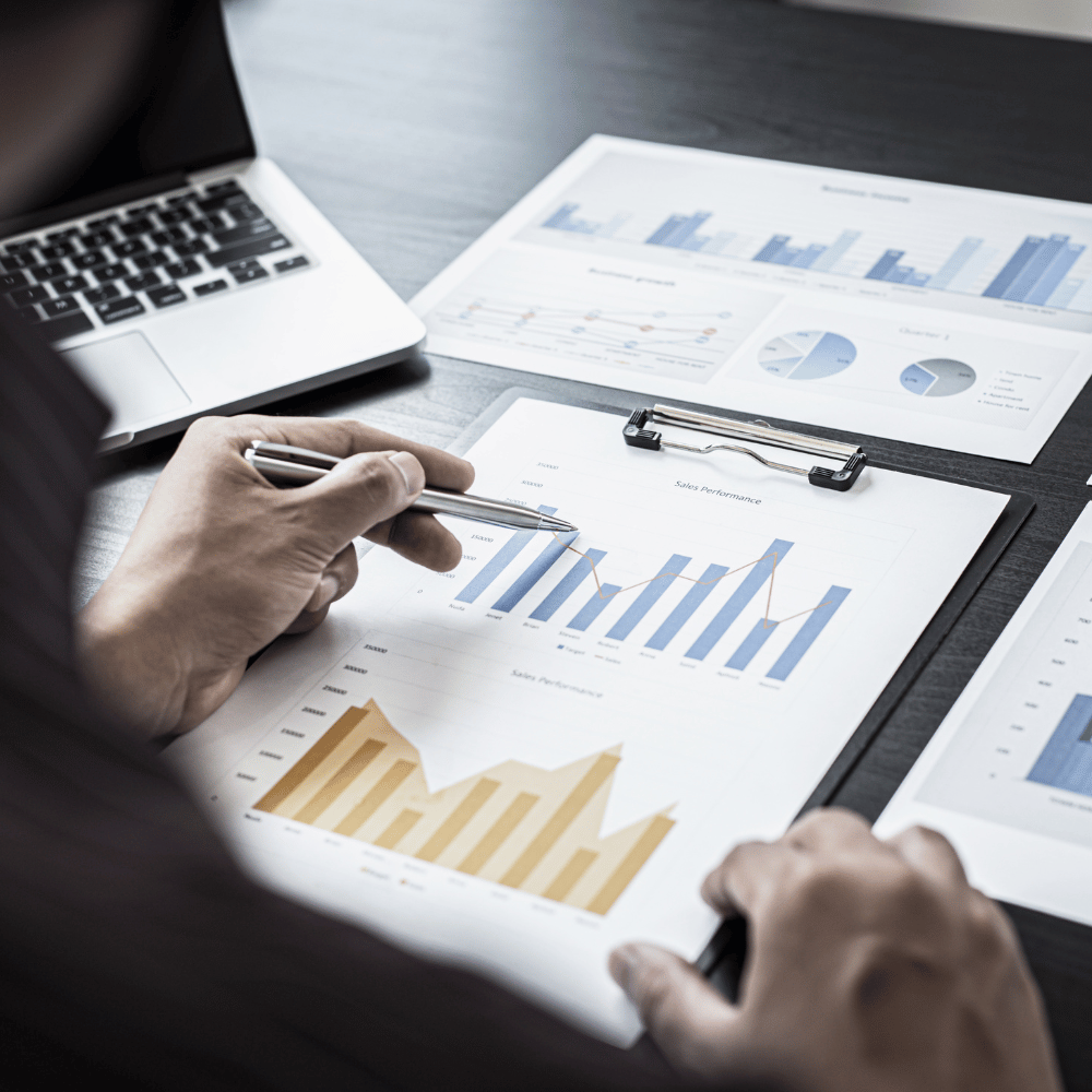 Bild einer Kollegin bei YAQUBY, verschiedene Stromtarife vergleichend