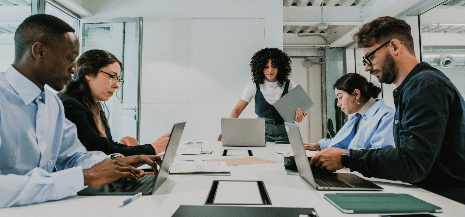Das Team bei der Besprechung von Stromtarifen - YAQUBY