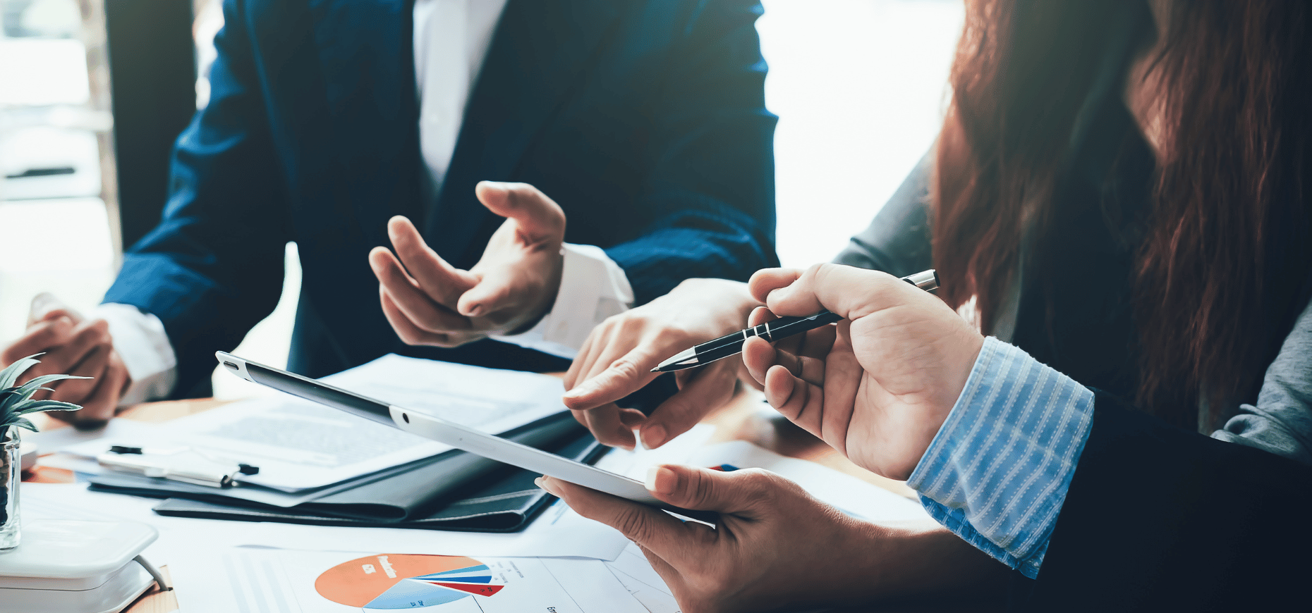 Das Team bei der Analyse von Energietarifen