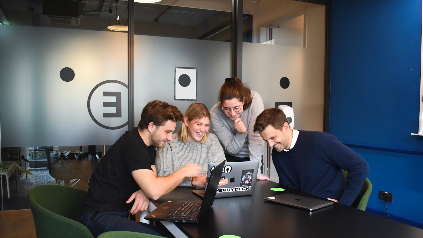 Collaborateurs réunis autour de leurs ordinateurs portables
