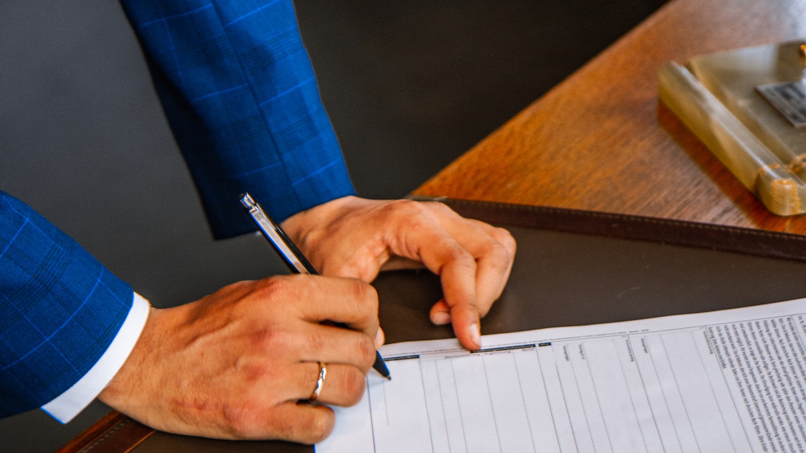 Personne remplissant un document contractuel