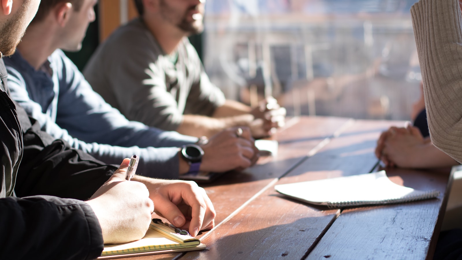 Réunion de recrutement autour d'une table de travail