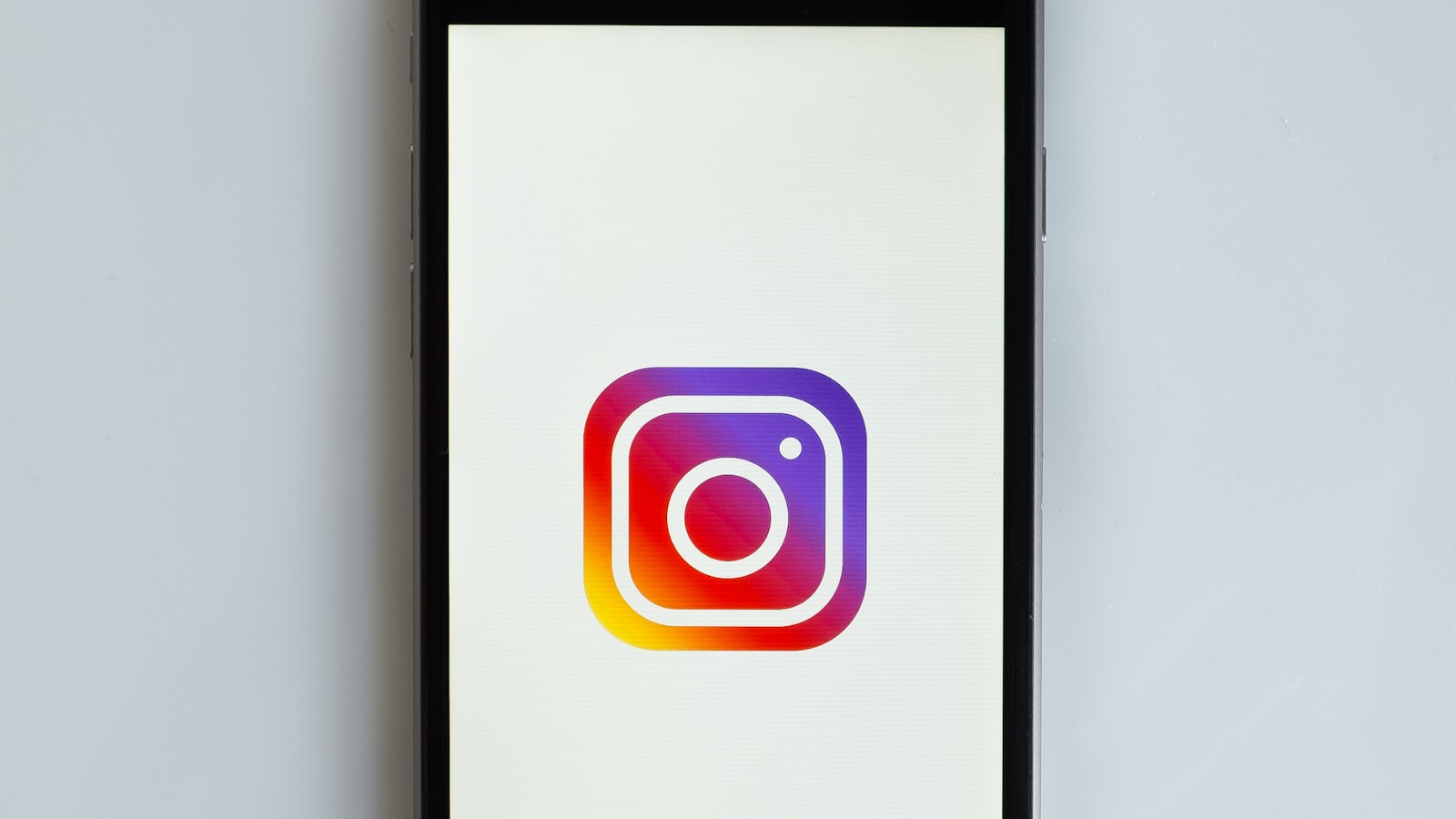 Smartphone affichant l'icône Instagram