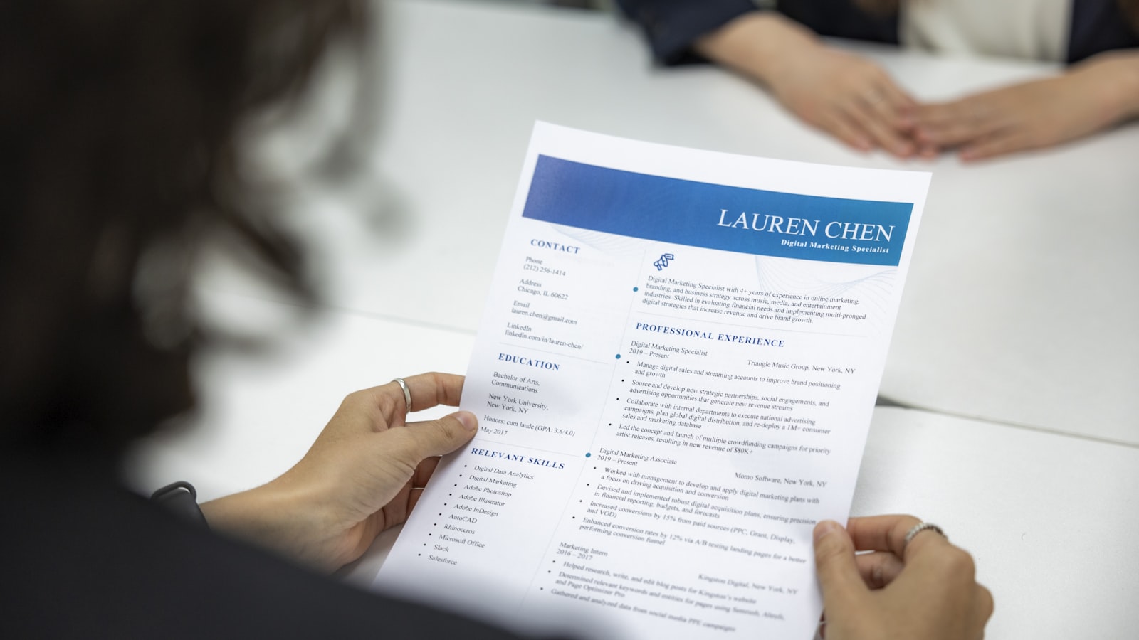 Recruteuse lisant un CV à son bureau