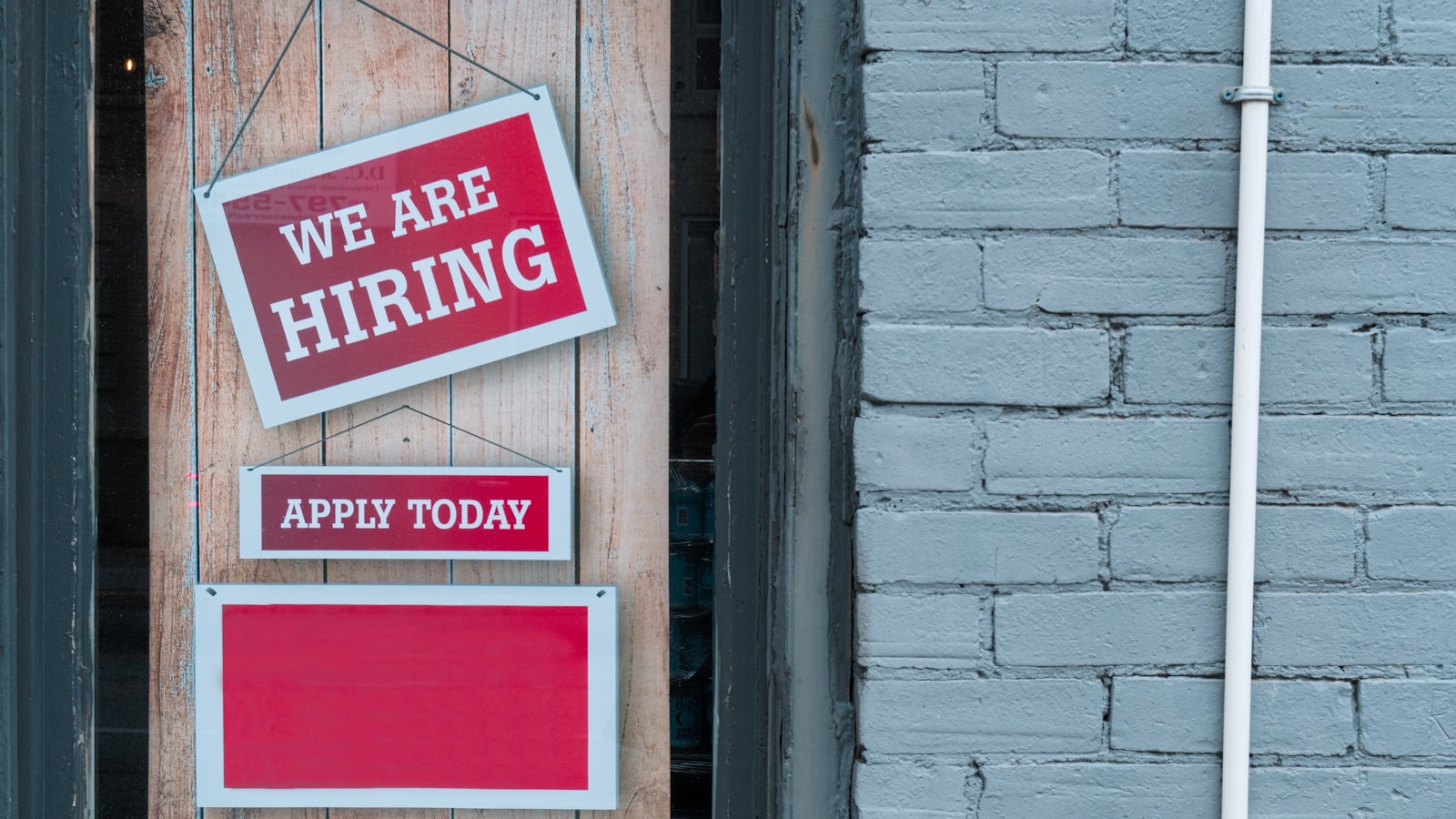 Panneau annonçant un recrutement en cours