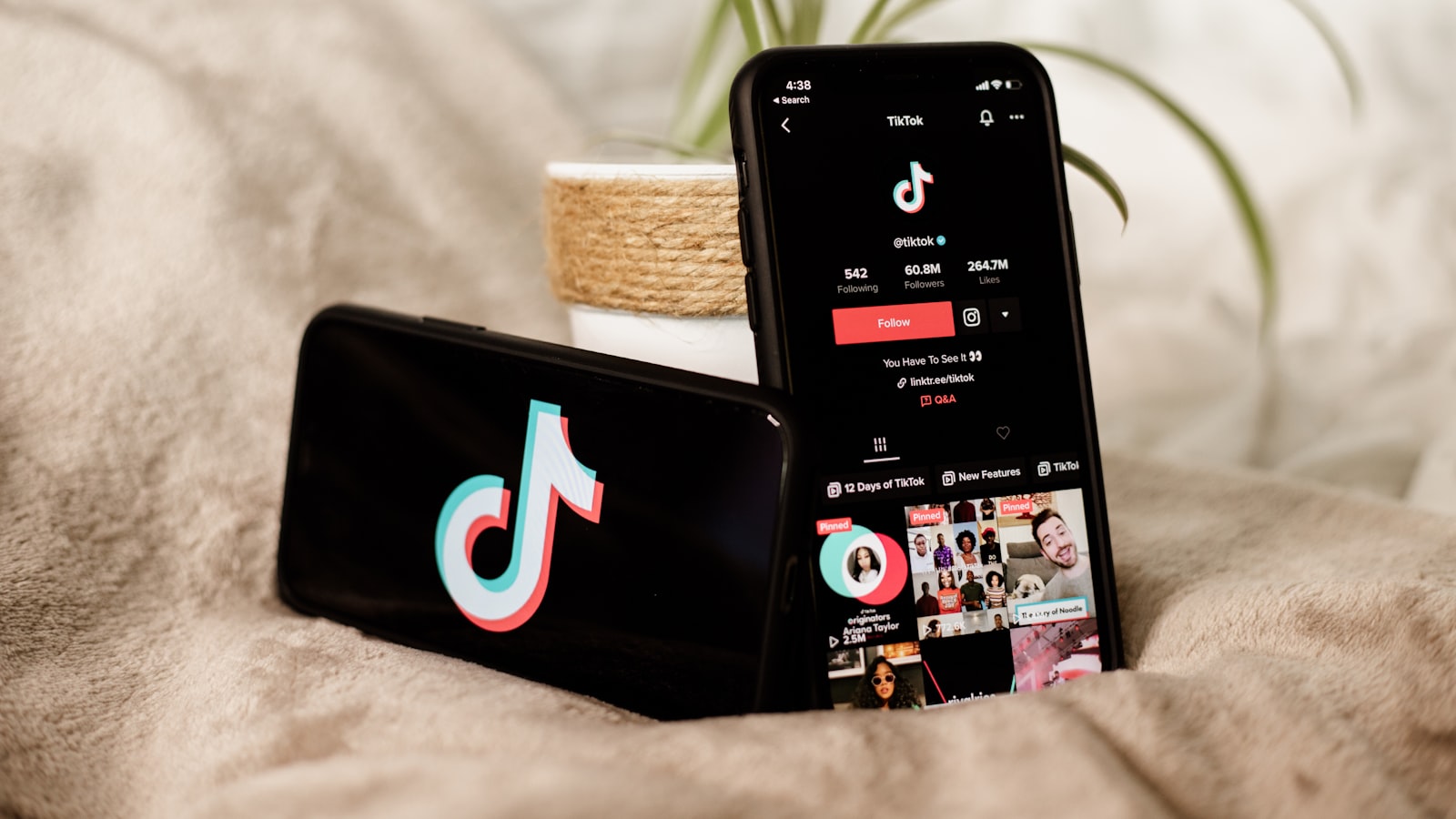 Plusieurs smartphones affichant des applications sociales