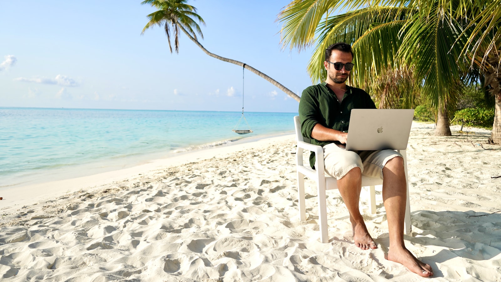 Freelance travaillant sur son ordinateur en extérieur