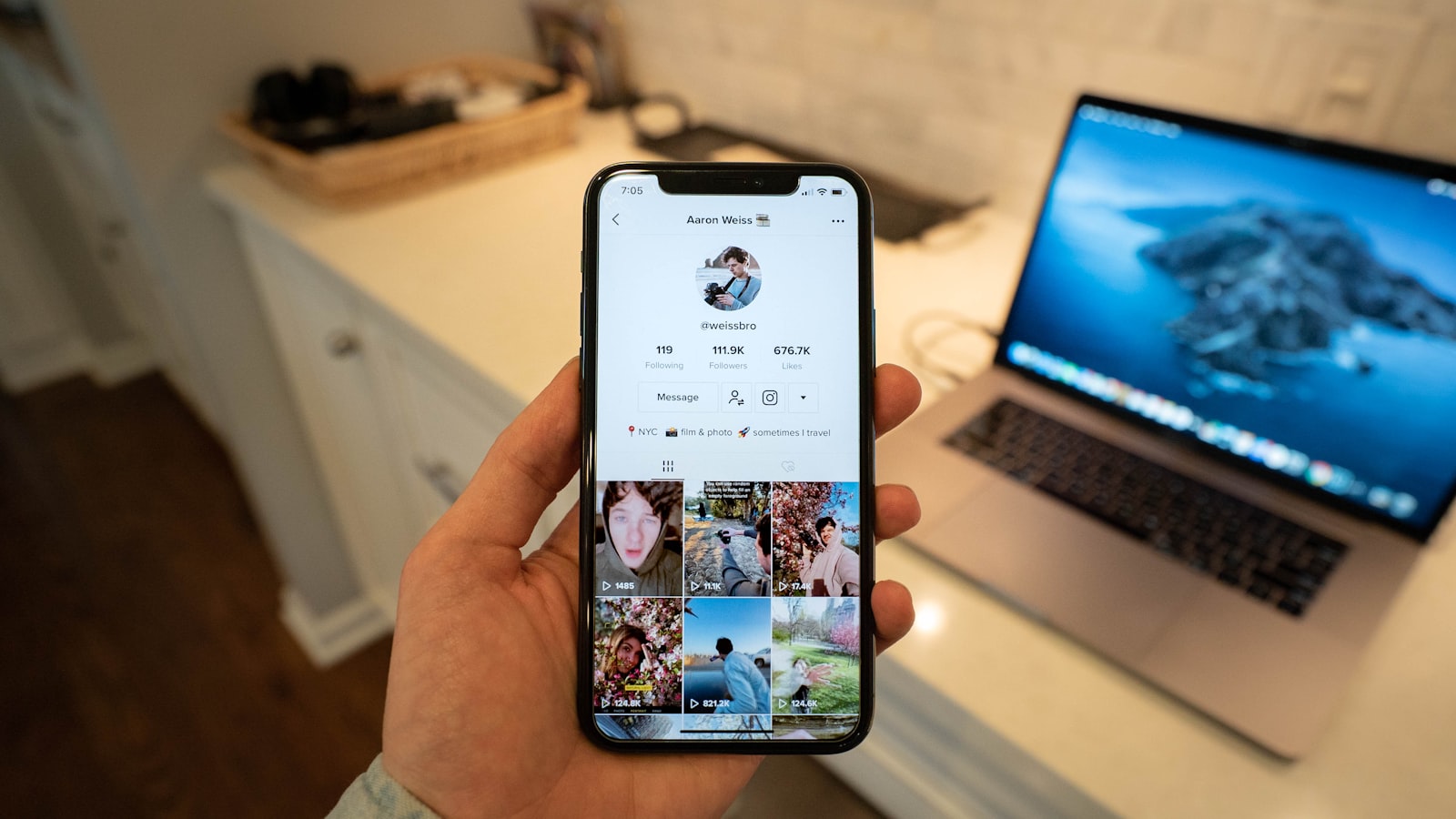 Personne consultant un réseau social sur son smartphone