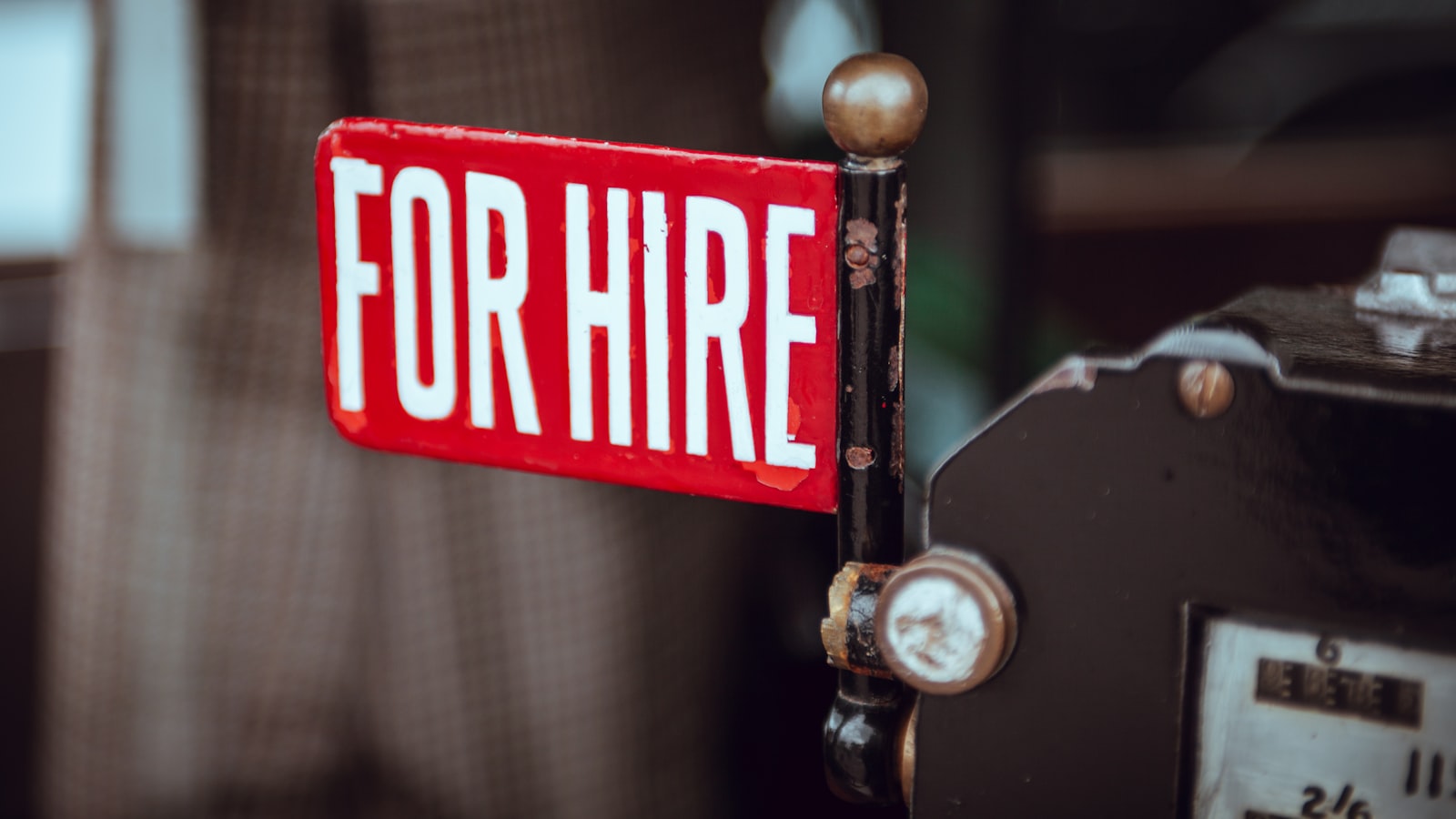 Panneau rouge et blanc indiquant une offre d'emploi