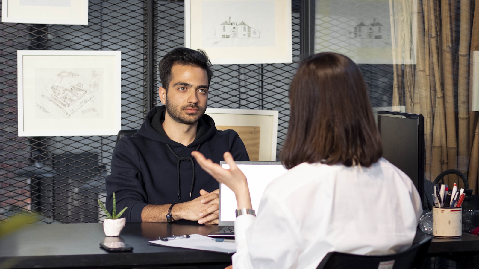 Agent et créateur en discussion à un bureau