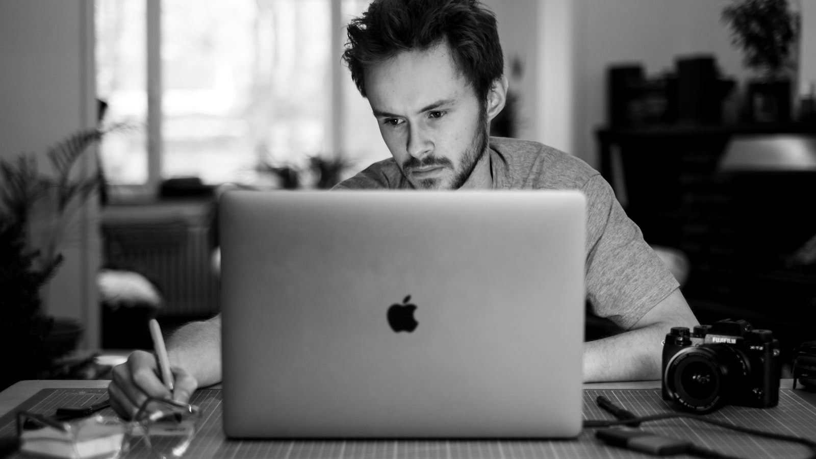 Monteur en plein travail sur son ordinateur portable