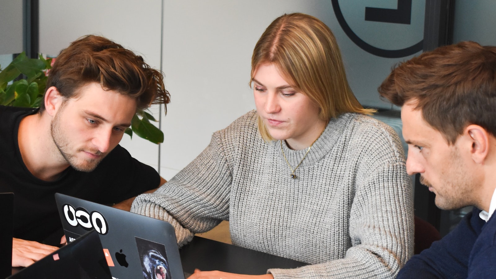 Deux professionnels de la creator economy en échange