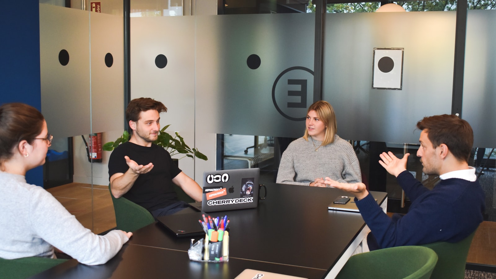 Deux membres d'une équipe de production en collaboration