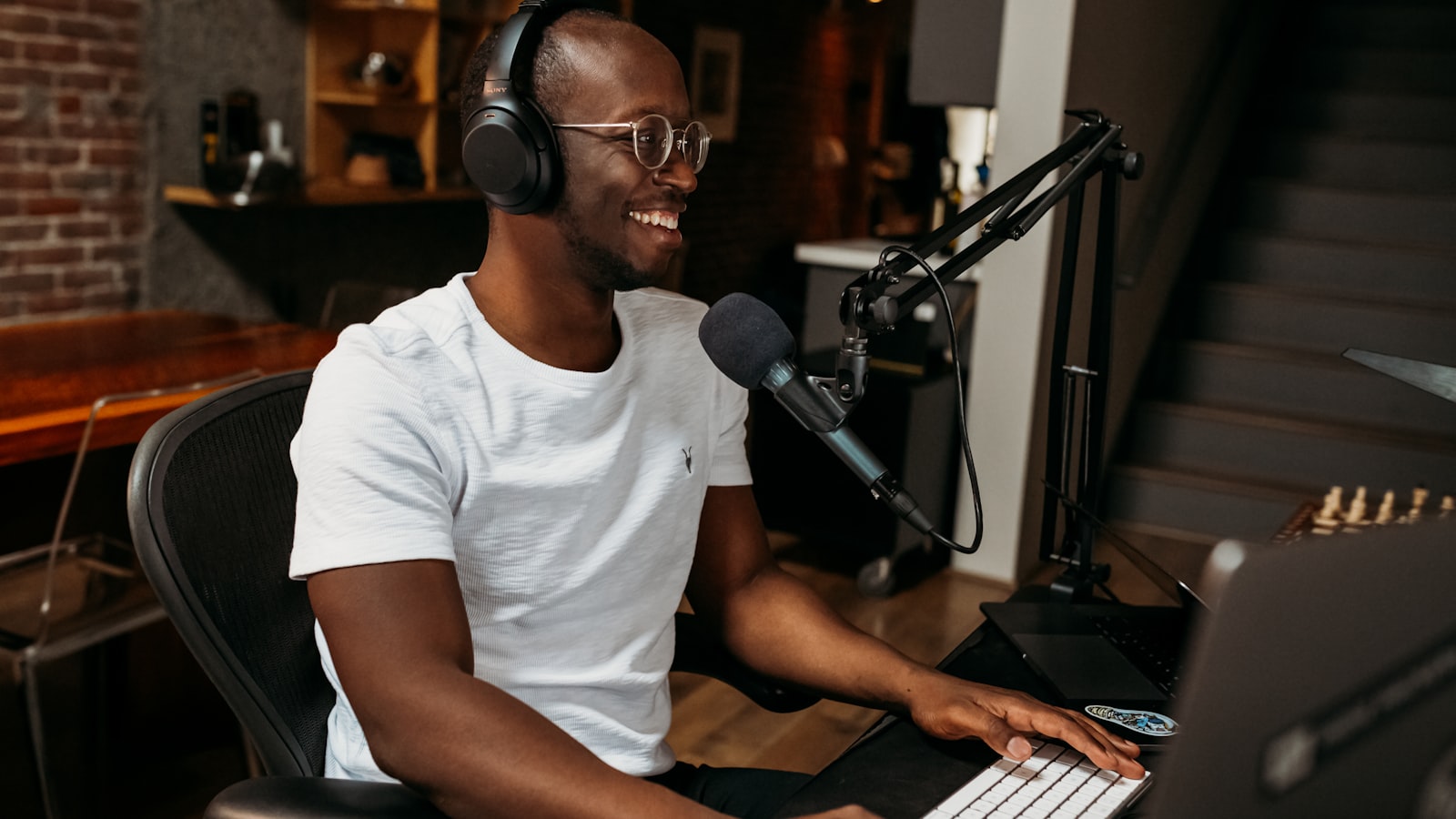 Chargé de production installé à son poste de travail