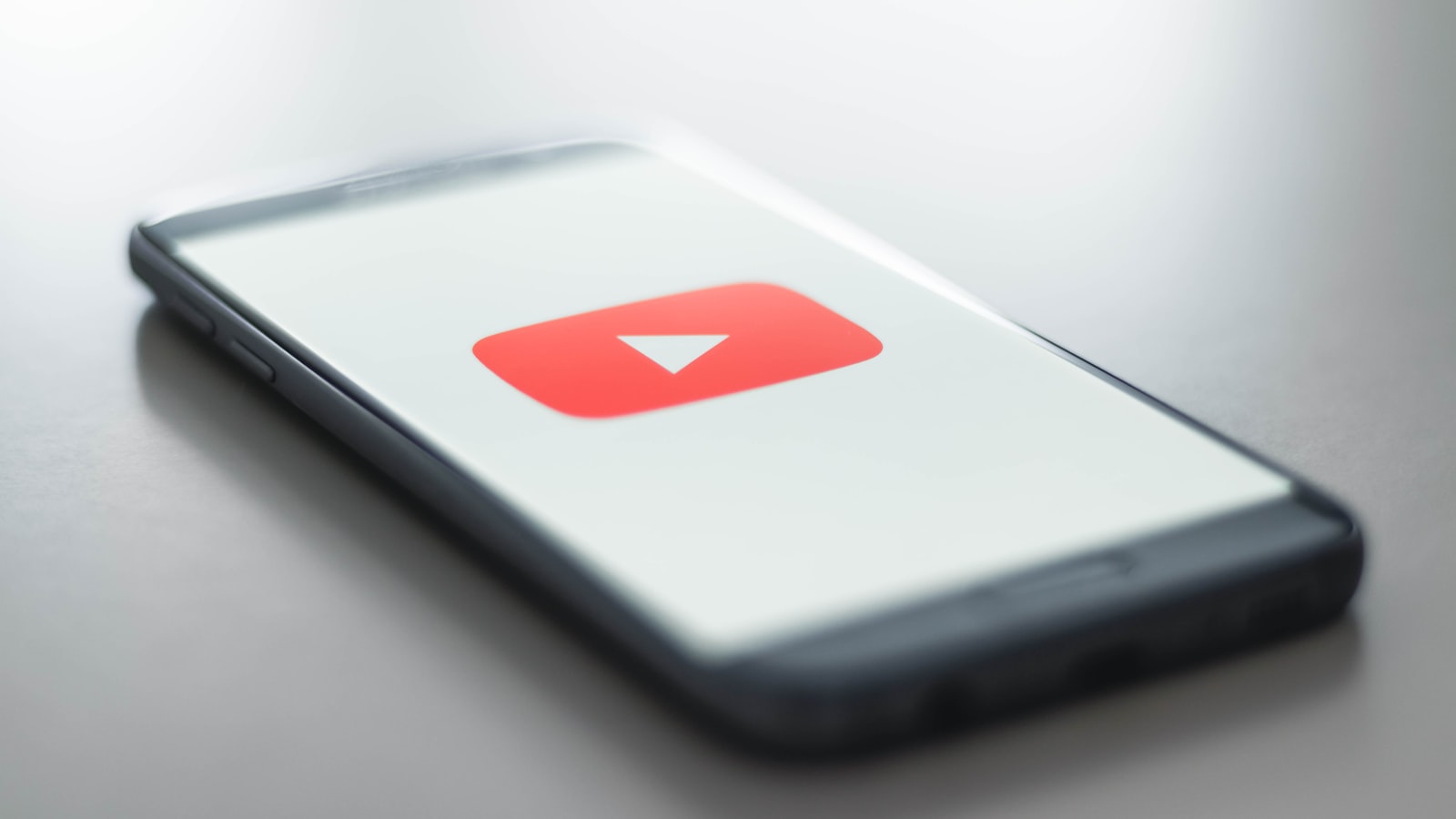 Gros plan sur l'application YouTube sur smartphone