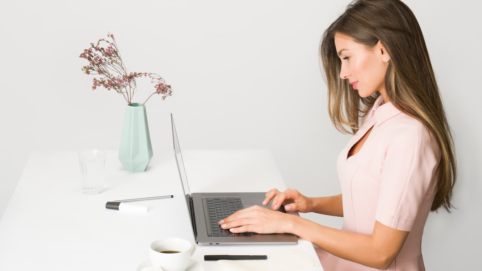 Jeune femme en formation travaillant sur son ordinateur portable