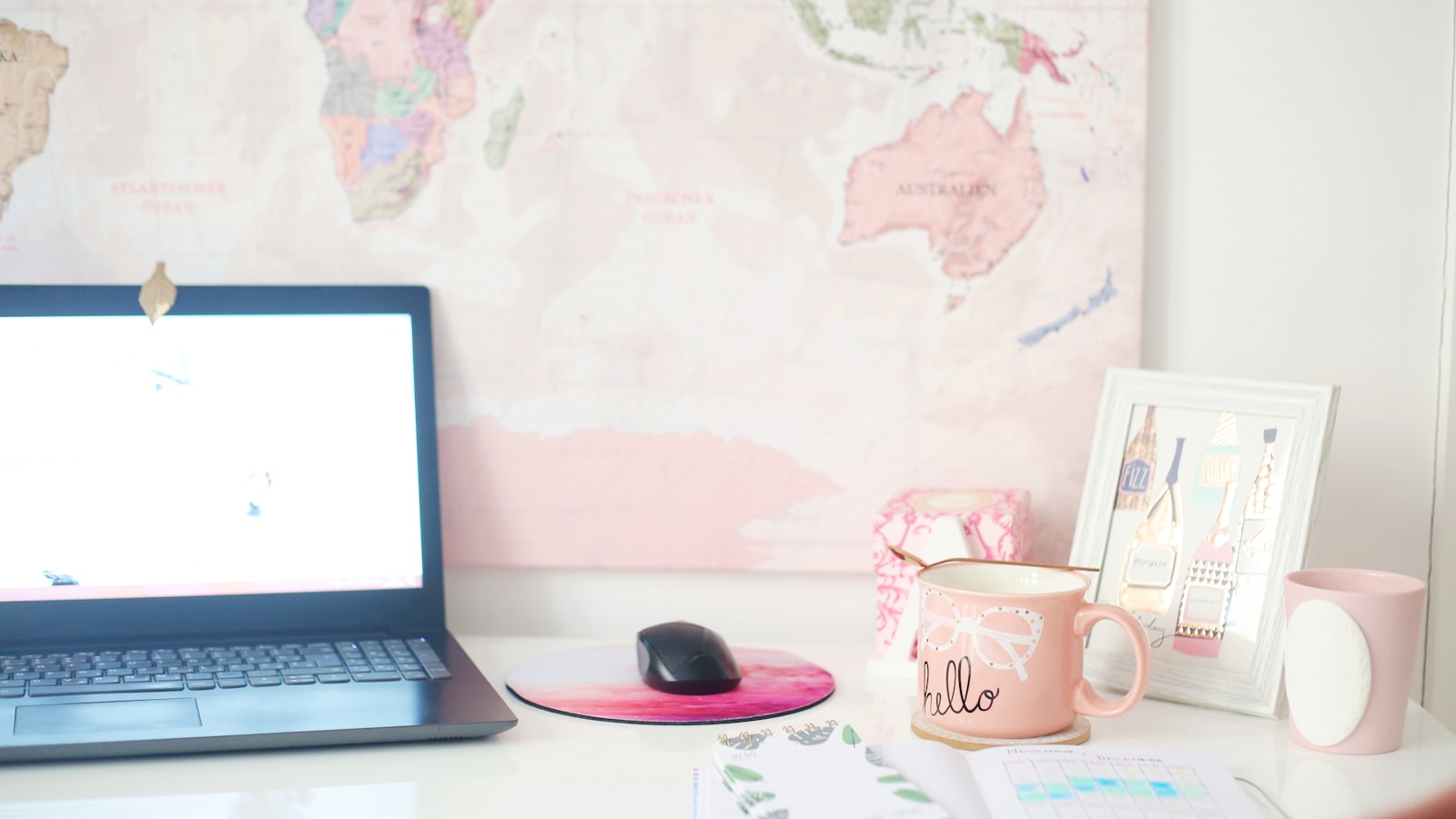 Bureau de télétravail avec ordinateur portable allumé et tasse de café
