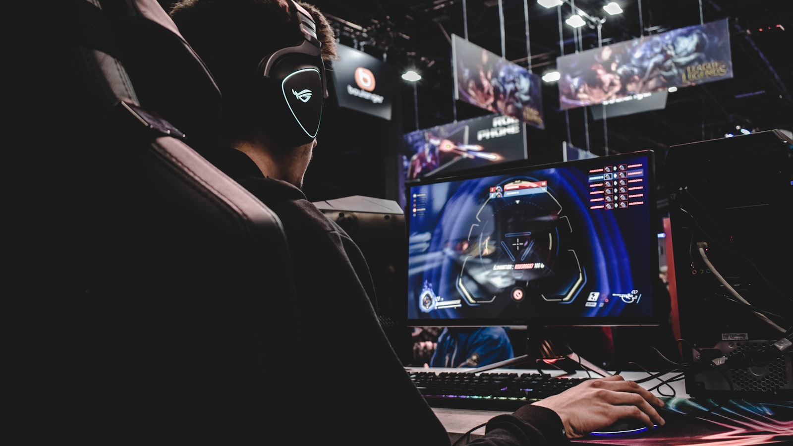 Joueur installé devant un setup gaming éclairé au néon