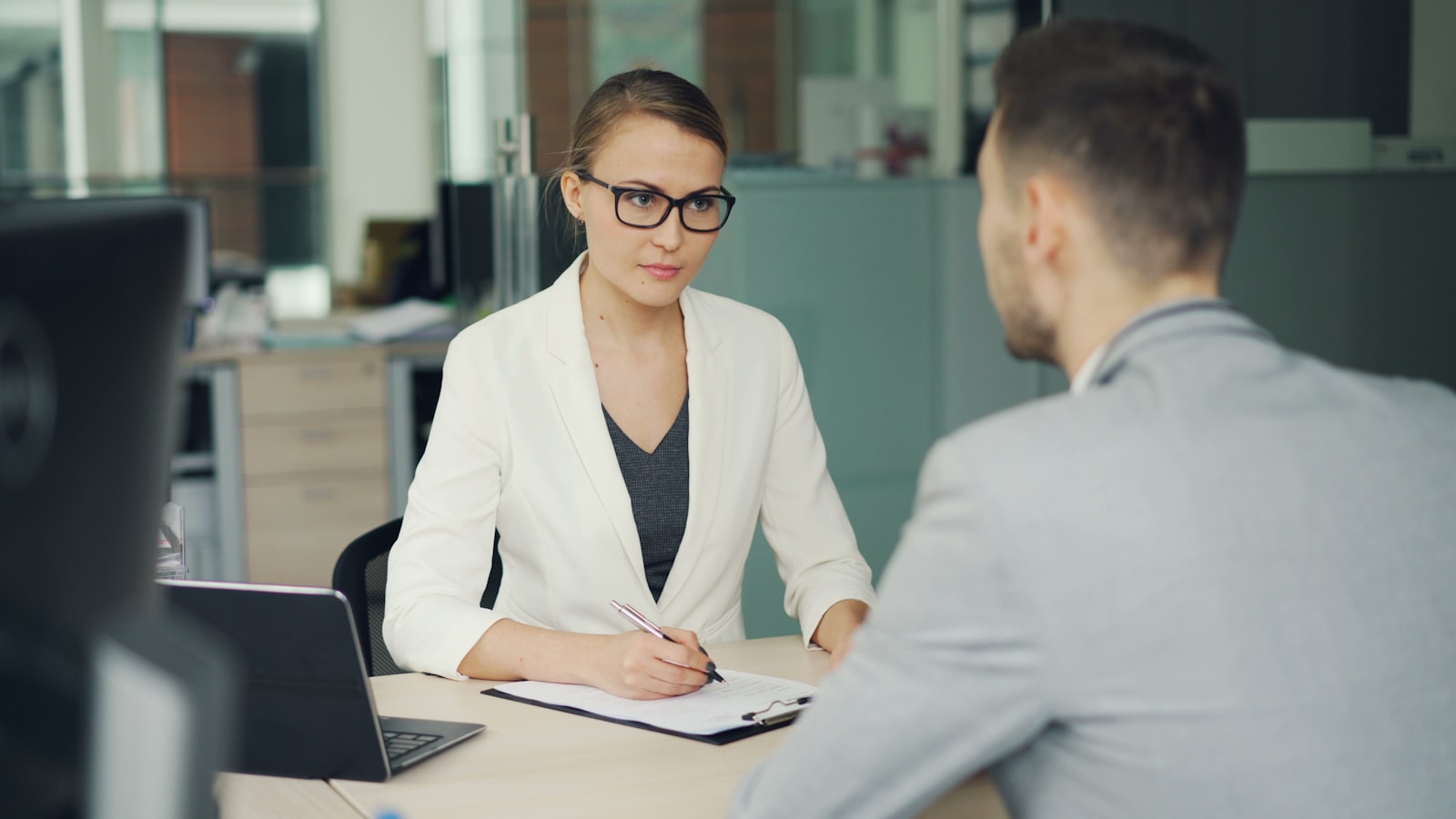 Recruteuse menant un entretien d'embauche avec un candidat au bureau