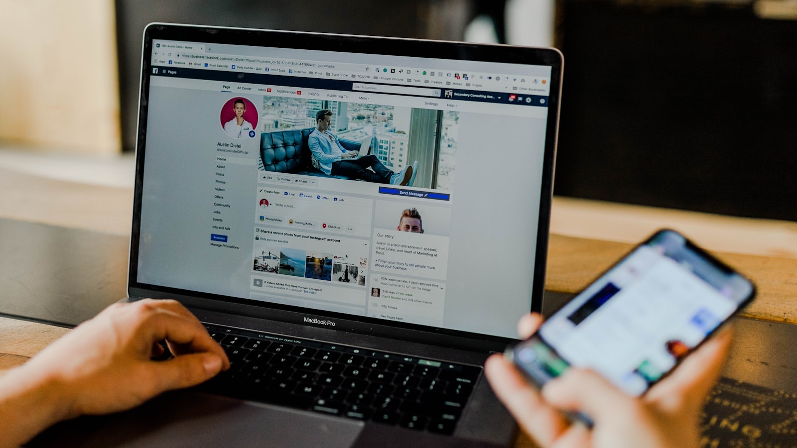 Community manager utilisant un smartphone et un ordinateur portable