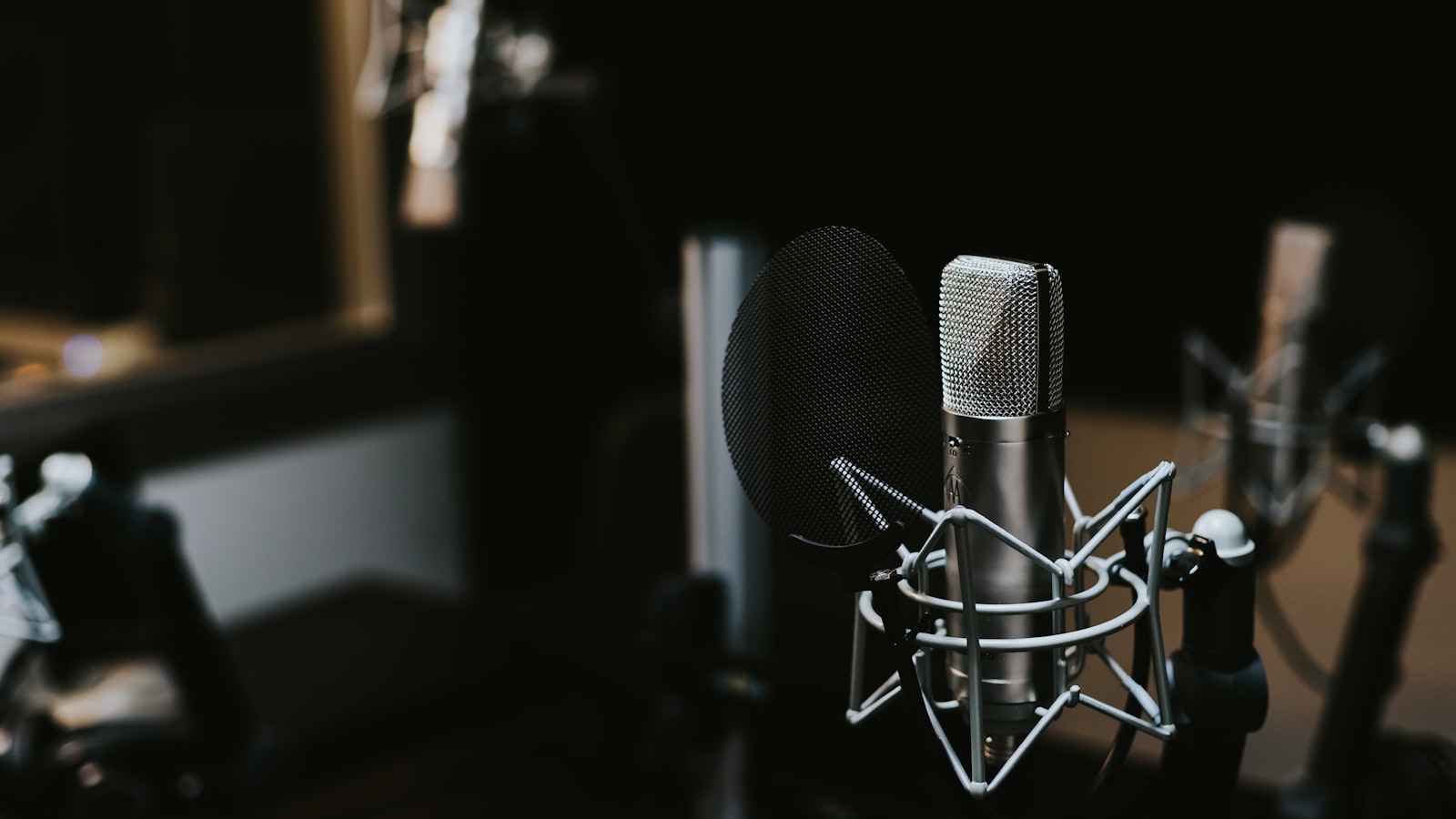 Micro de studio en gros plan pour l'enregistrement de podcast