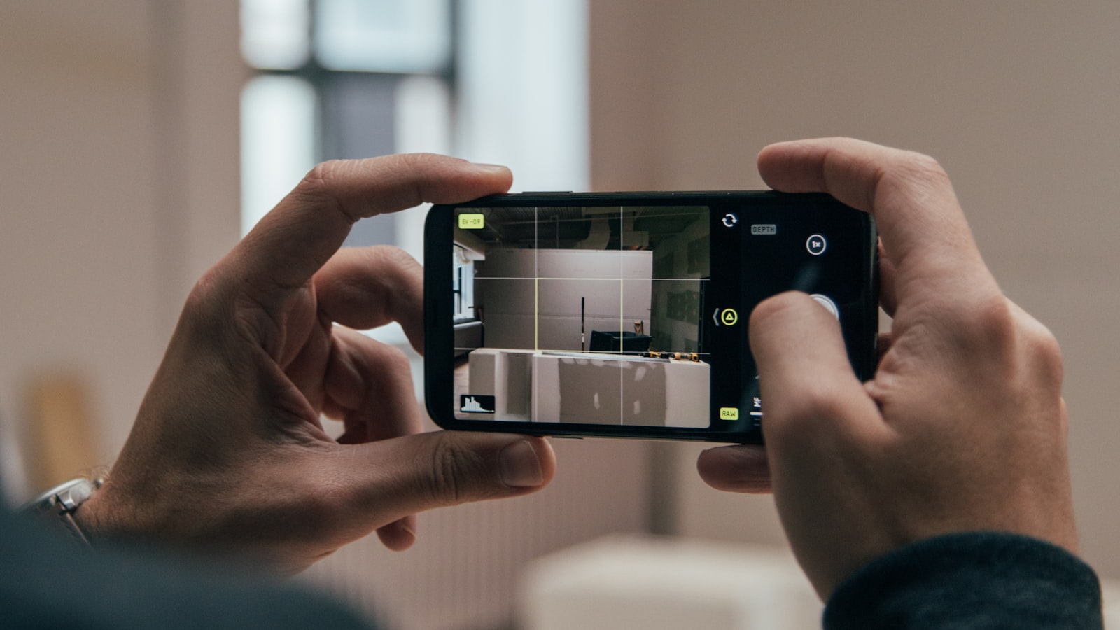 Créateur filmant un contenu avec son smartphone