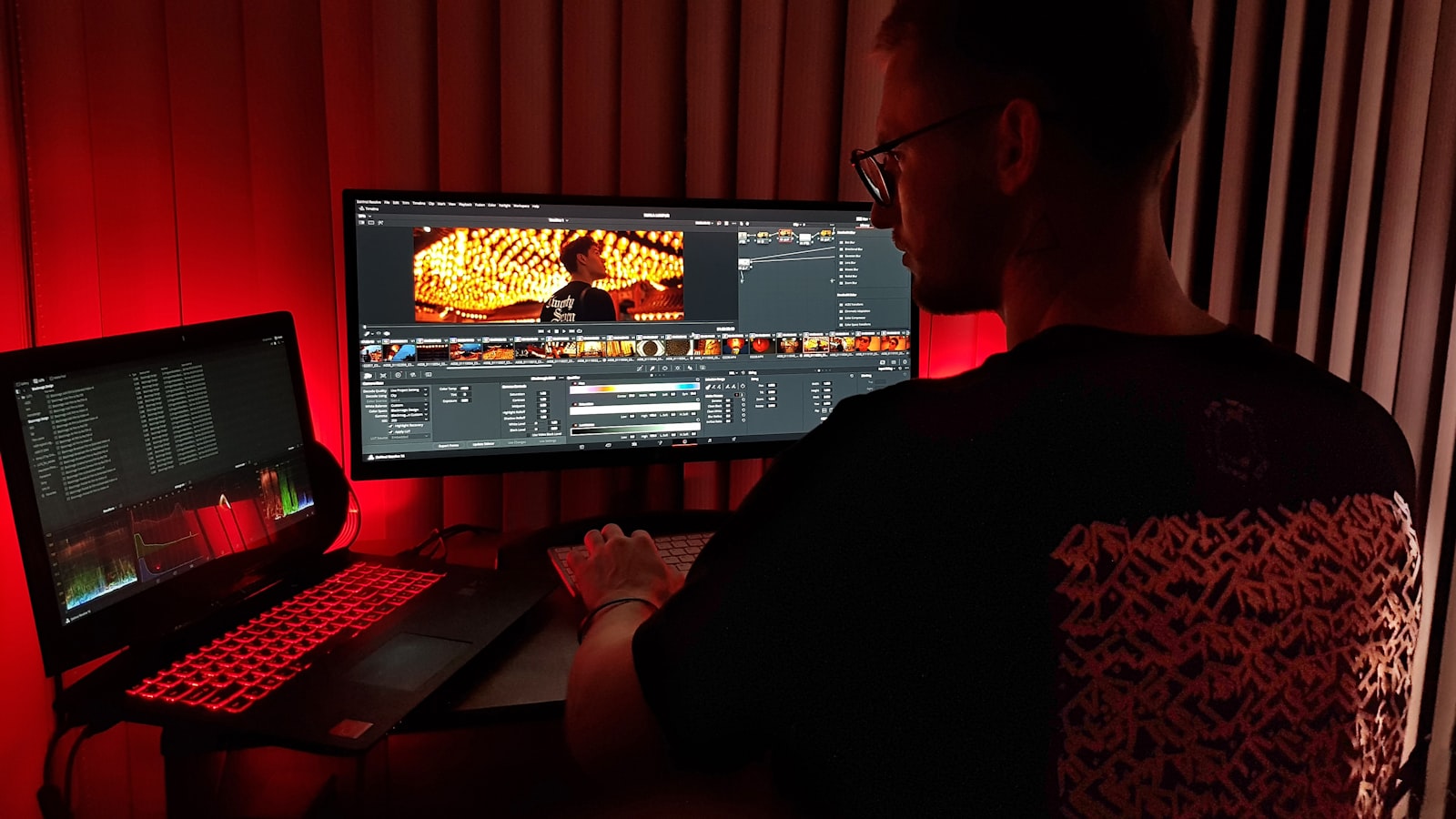 Monteur vidéo travaillant sur son poste de montage