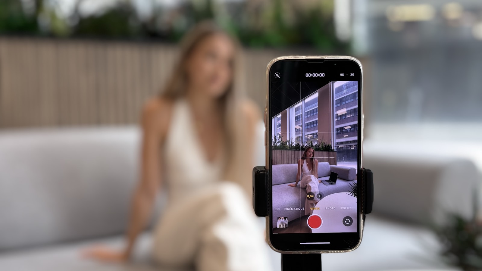 Créatrice filmant une vidéo verticale au smartphone sur trépied