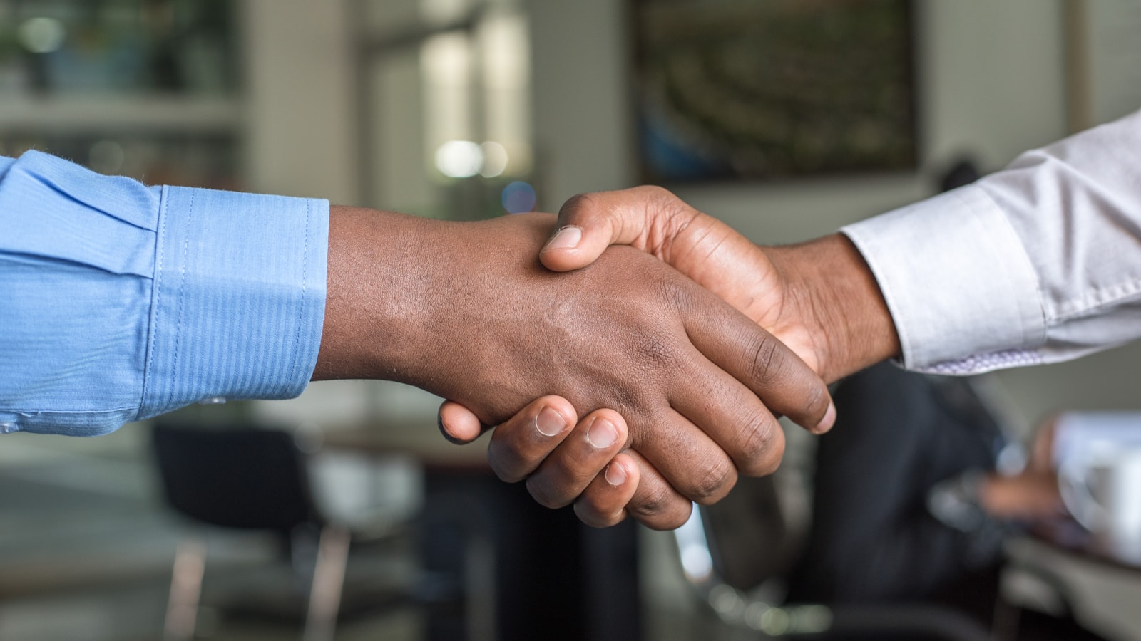 Poignée de main entre deux professionnels lors de la signature d'un contrat