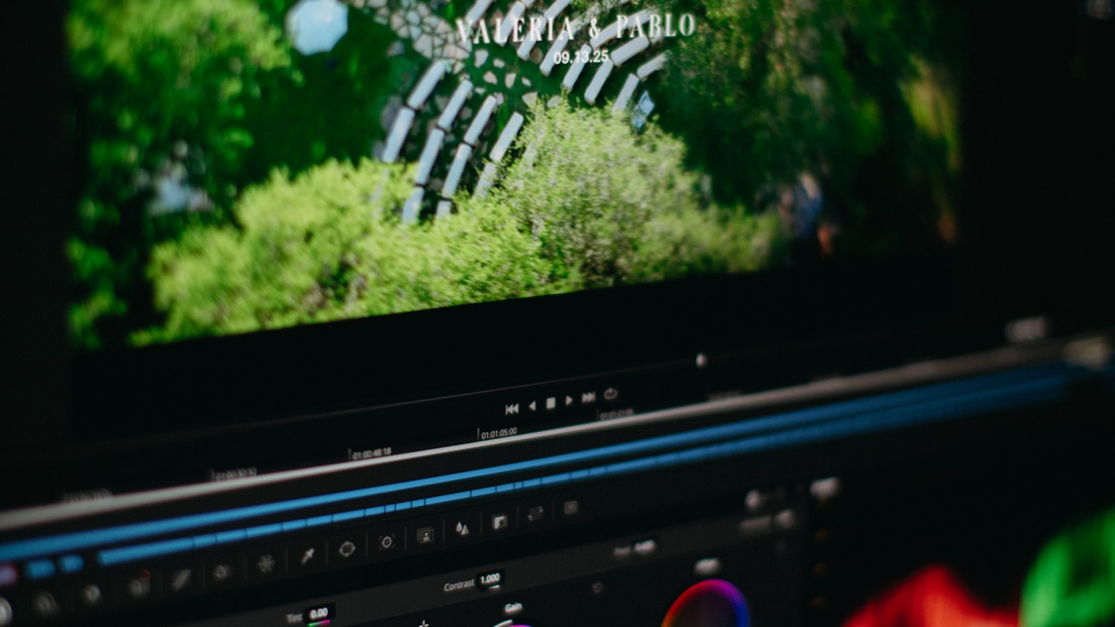 Interface de montage vidéo avec outils d'étalonnage des couleurs à l'écran