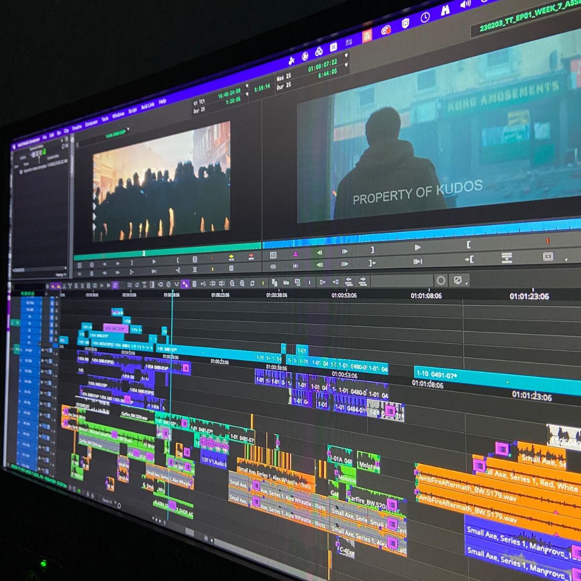 Monteur vidéo freelance travaillant sur son ordinateur portable