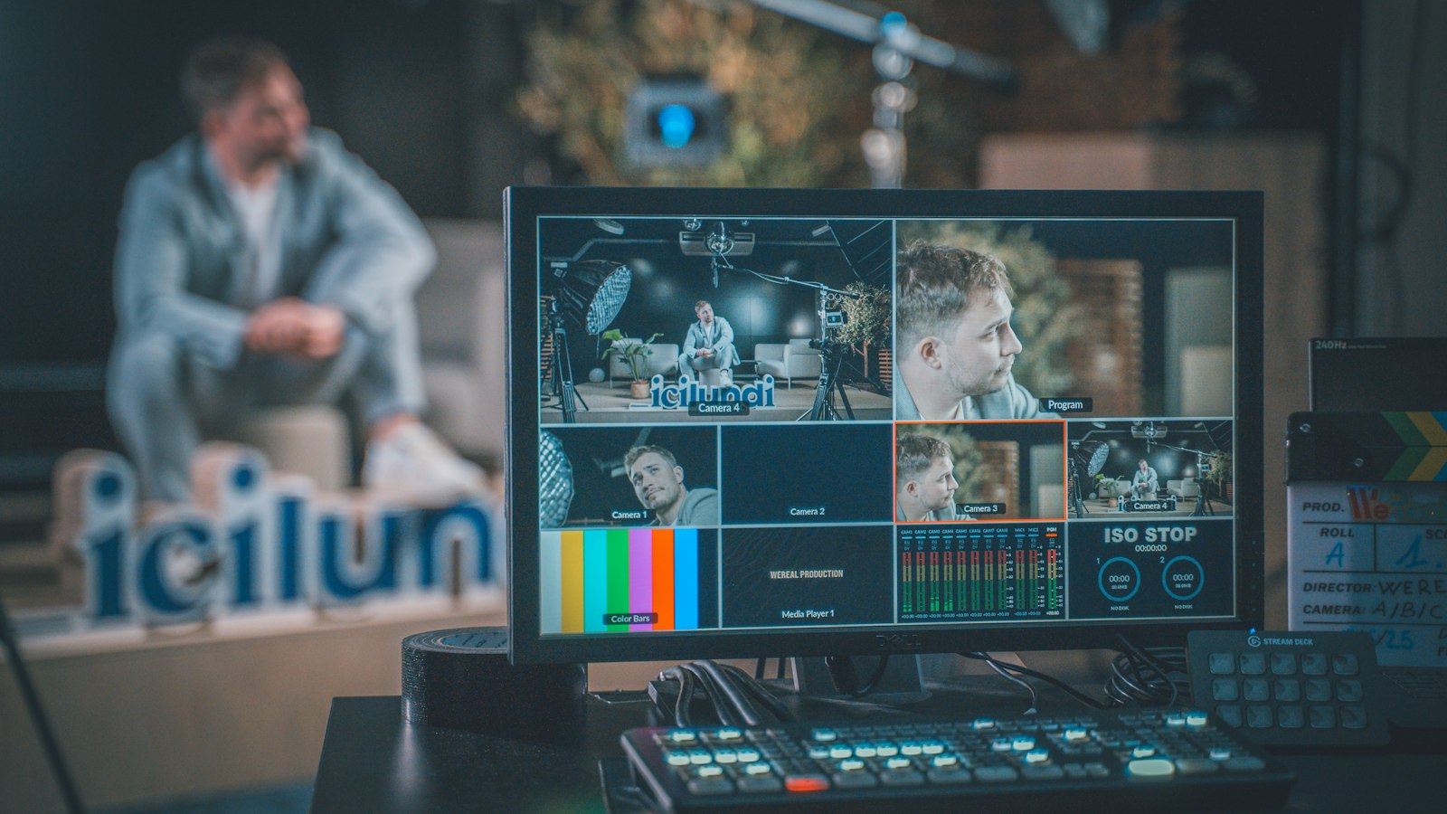 Studio de production vidéo avec plusieurs écrans
